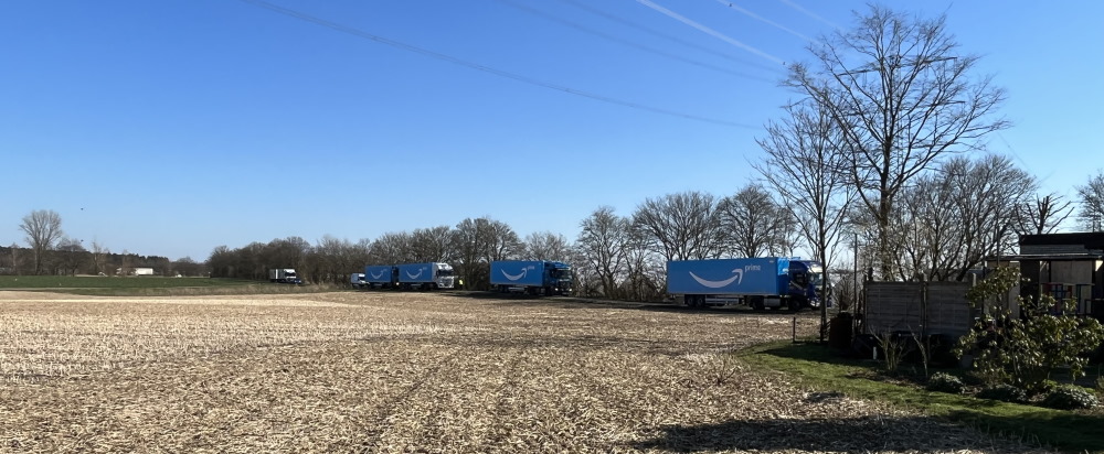 Eine typische LKW-Kolonne auf dem Ernteweg