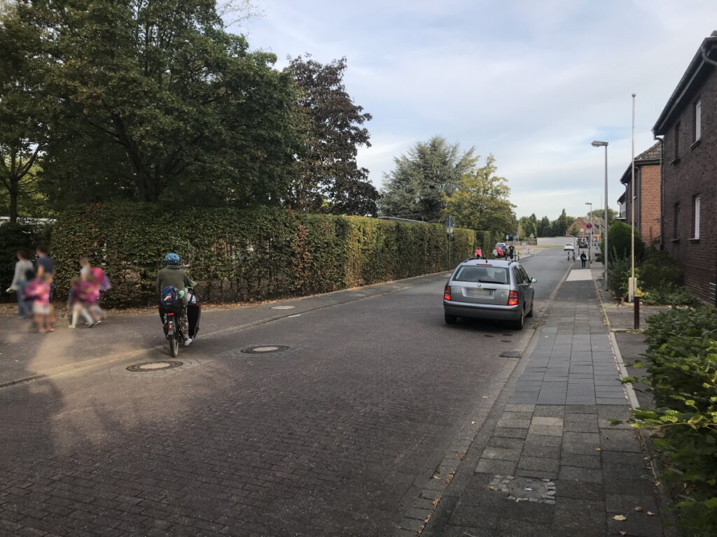 ZENTRUM beantragt Zebrastreifen nahe der OGS in Delhoven